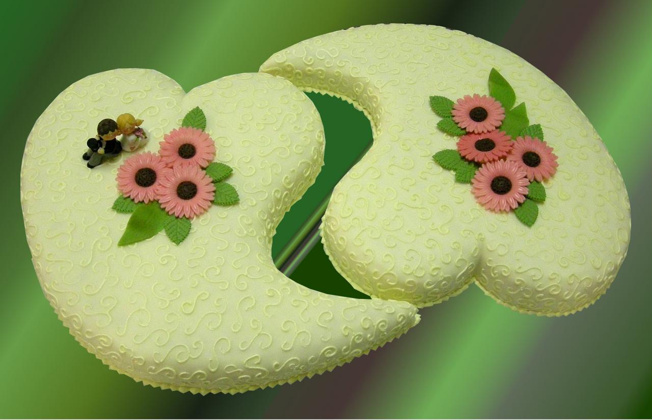 H.23 Hochzeitstorte "Geschwungene Herzen"