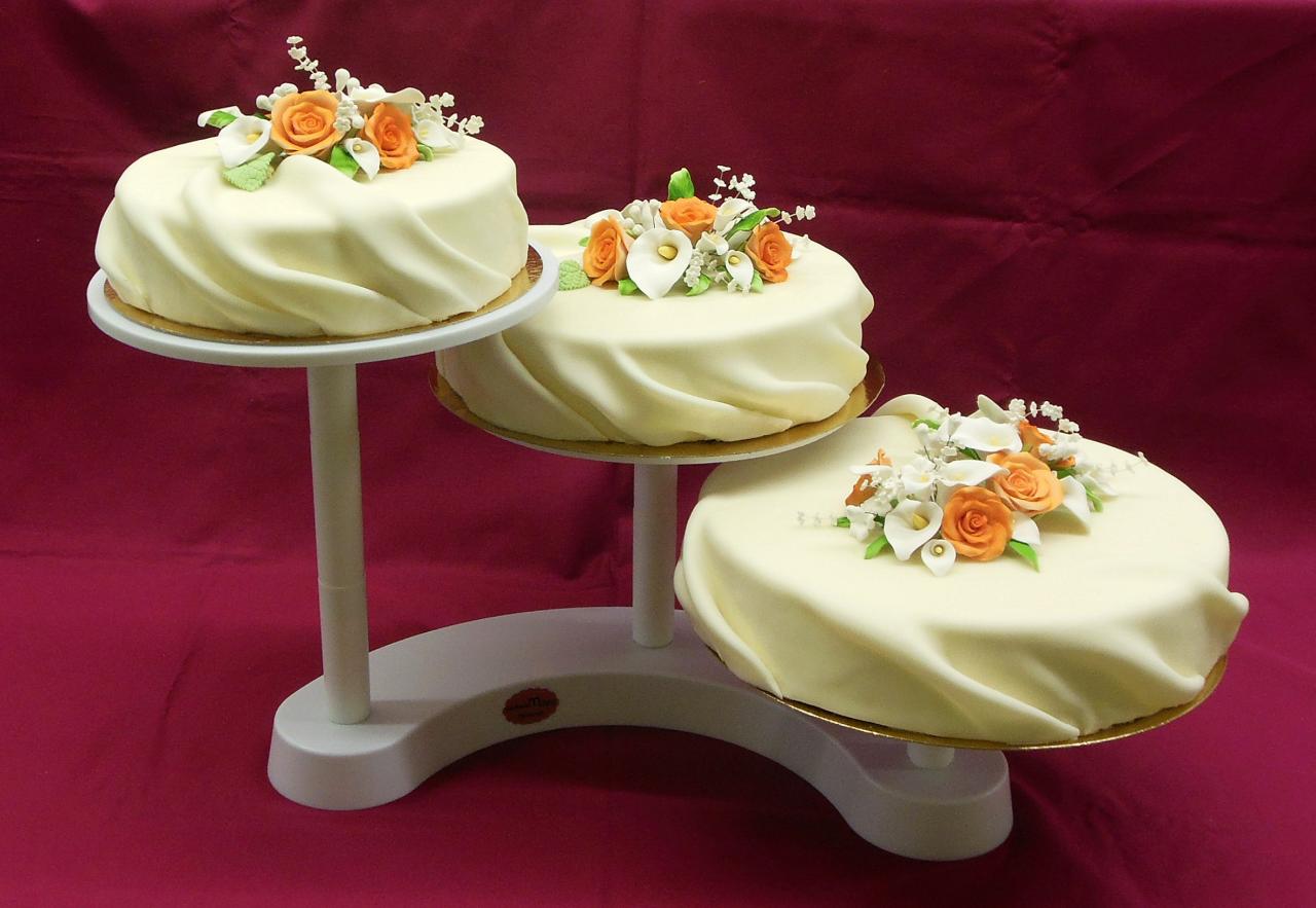 H.E.38 Hochzeitstorte auf geschwungener Etagere